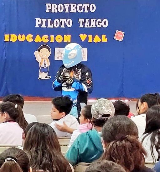 PilotoX1's tweet photo. "Tu mejor equipaje"

Siempre donde vayas no te olvides de llevar: la empatía, el respeto y la responsabilidad.

El mejor viaje es el que se realiza en una mejor convivencia. 

#UsaCinturon #UsaCasco #RespetaLasVelocidades #SiTomasNoManejes https://t.co/yDZSthBxlP