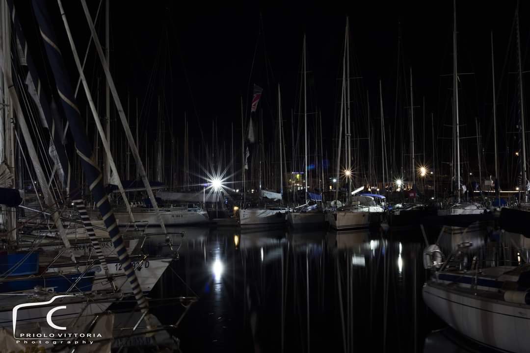 prlvit93's tweet photo. Penso spesso che la notte è più viva e intensamente colorata del giorno. 
#nightlife #palermo #lacala #lights #sea #Reflections #canon5ds #urban #city #sicily #streetphoto #boats #exposure #photooftheday #photography https://t.co/qE7bF2WAdK