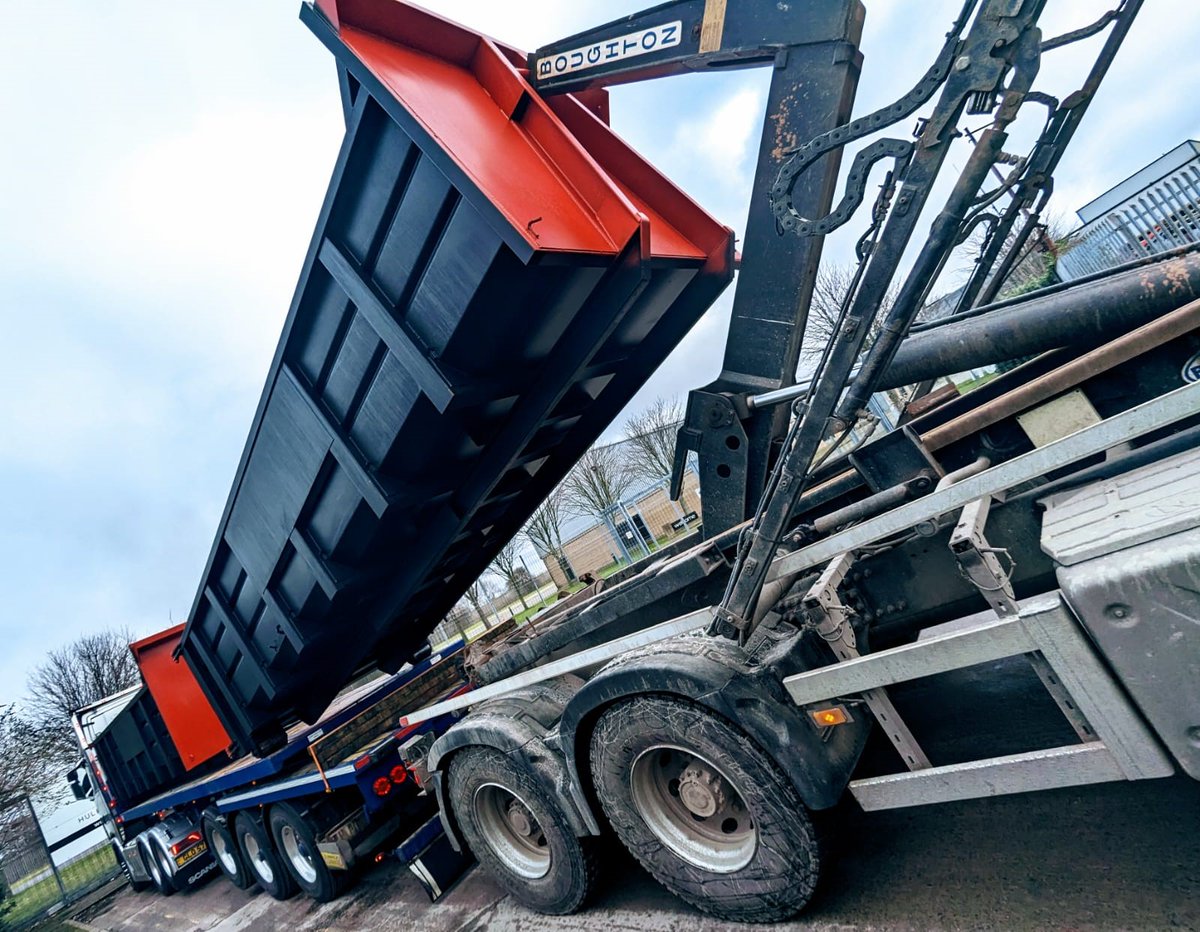 🎼They see us RoRollin'! 🎼

 We're on a roll here at S&amp;J with our new skips, including these 20 yard RoRos. These can hold a wide variety of material including; mixed commercial waste, glass, rubble, metal and wood just to name few!

call our admin team for more info 🦸📞