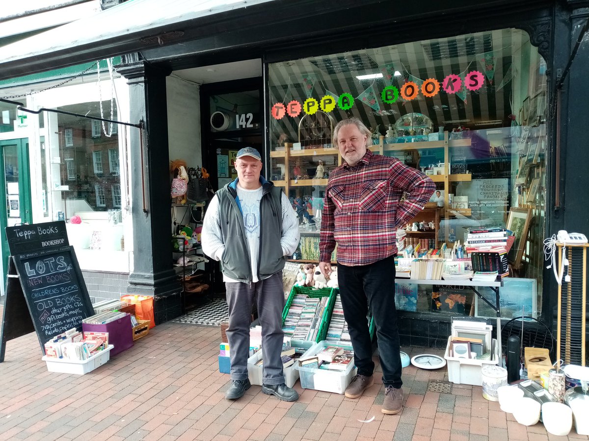 TonbridgeBlog's tweet image. Good to see that my old shop lives on. Here I am standing with Paul, the new owner yesterday on my flying visit to Tonbridge. #mrbooks #teppabooks #tonbridge