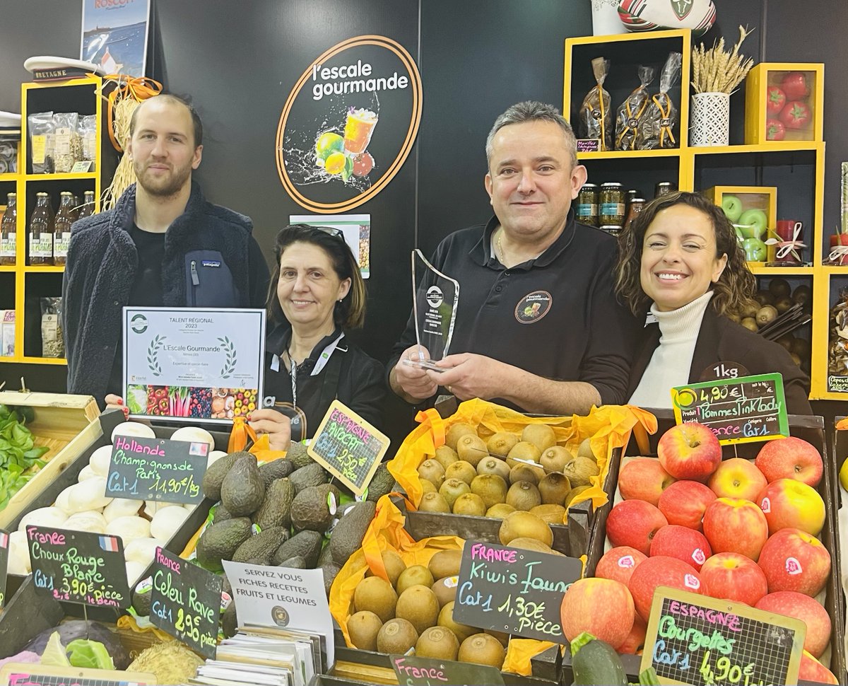 Interfel's tweet photo. Concours Les #Talents des #Fruits et #Légumes - Le Challenge des Commerces 2023 : Les premières remises de #prix régionales ont eu lieu dans les points de vente des lauréats !  Félicitations à eux et rendez-vous au @Salondelagri lundi 26 février à 17h sur le stand d'Interfel pour découvrir les Talents Nationaux 2023.
 + d'infos sur : https://t.co/QFGs9cjiFZ 🥕📷 #jamaistroptalentueux
En photo : 
- Antoine Fruits et Légumes - Primeur sur marché - Nord-Est
- Auchan Lyon Garibaldi - Supermarché - Sud-Est
- L'escale Gourmande - Primeur sur marché - Sud-Ouest
- NRJ Primeur - Primeur en magasin - Nord-Ouest
