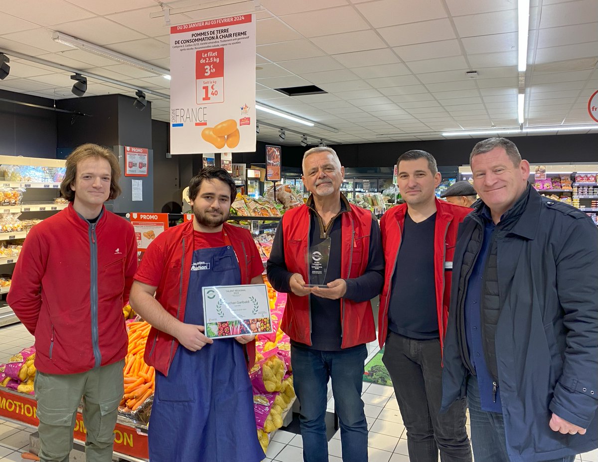 Interfel (@interfel) on Twitter photo Concours Les #Talents des #Fruits et #Légumes - Le Challenge des Commerces 2023 : Les premières remises de #prix régionales ont eu lieu dans les points de vente des lauréats ! Félicitations à eux et rendez-vous au <a href="/Salondelagri/">Salon International de l'Agriculture</a> lundi 26 février à 17h sur le stand d'Interfel pour Concours Les #Talents des #Fruits et #Légumes - Le Challenge des Commerces 2023 : Les premières remises de #prix régionales ont eu lieu dans les points de vente des lauréats ! Félicitations à eux et rendez-vous au <a href="/Salondelagri/">Salon International de l'Agriculture</a> lundi 26 février à 17h sur le stand d'Interfel pour