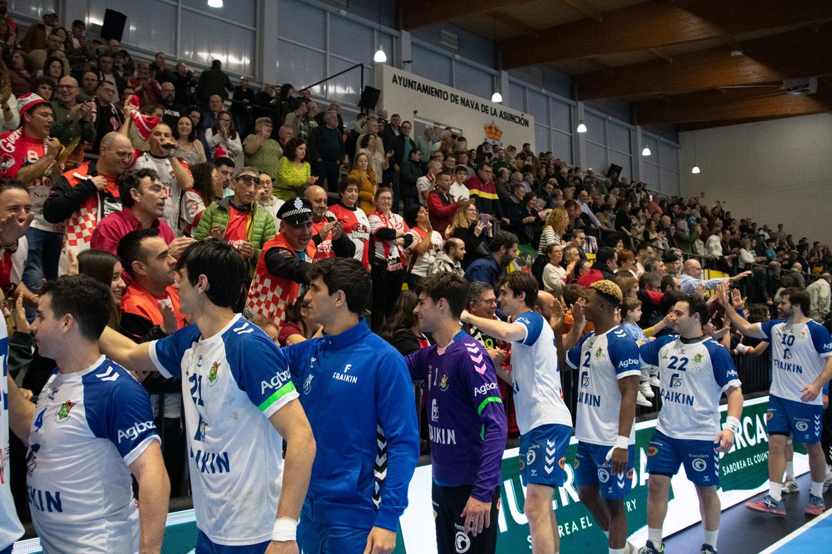 Cuando juegas lejos de tu pista pero el público te hace sentir como en casa😍 ⚪️🔴 La afición de @BalonmanoNava siempre deja huella en los equipos visitantes 🤝 @BMGranollers ⚪️🔵 Ejemplo de los 𝐯𝐚𝐥𝐨𝐫𝐞𝐬 de nuestra #LigaPlenitude 👏🏽👏🏽 #️⃣ #NewASOBAL 📸 Daniel Pérez