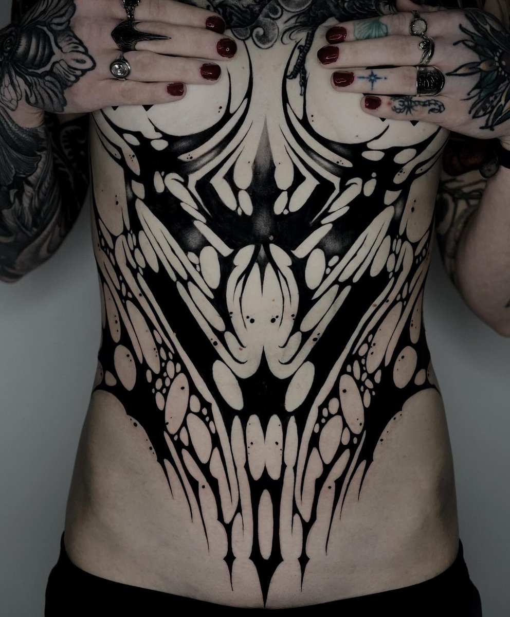 southgatetattoo's tweet image. Stunning full front project completed for @evi_berry_falcon , freehand creation by our resident @oscar.tttst_ 
Books/info in our Bio: @southgatetattoo 
•
•
•
#fullfronttattoo #darktattoo #freehandtattoo #emotattoo #blackworktattoo #darkart #girlswithtattoos #southgateink