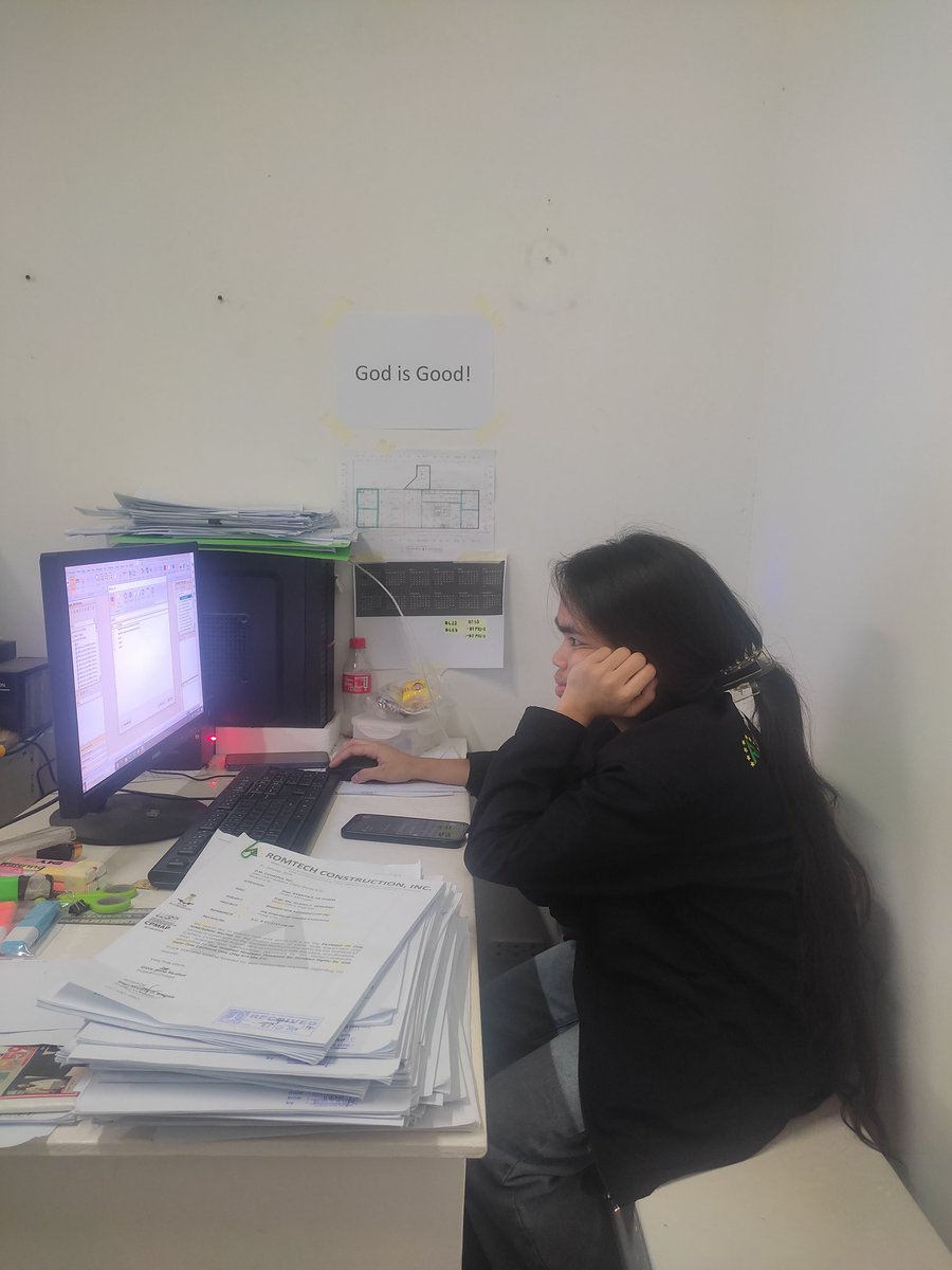 hannahbeeshiii's tweet photo. Yung iba ayos na ayos ang muka at buhok pag nasa office
Me sa site 😂 https://t.co/LCfUt8od1Z