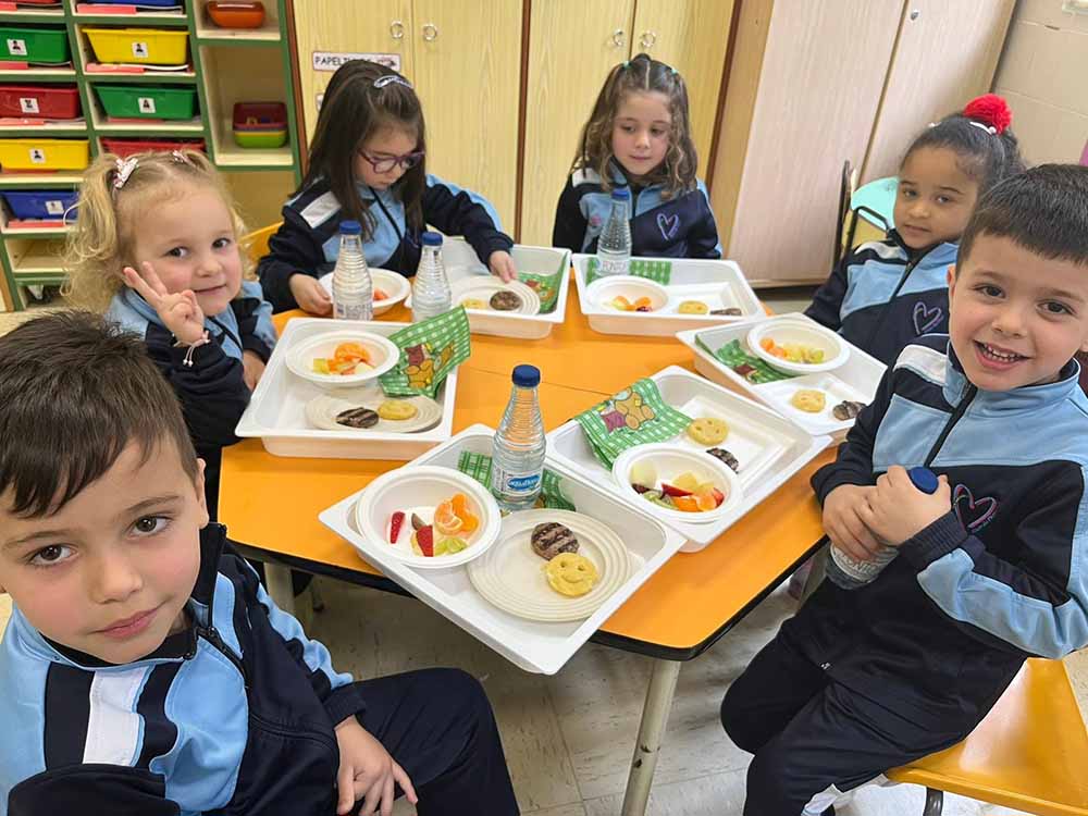 Zamora3punto0's tweet photo. Comida sana para los más pequeños 
Los mejores cocineros del país visitan Zamora para apadrinar el programa “Sabores que enseñan y crecen” en el Colegio Sagrado Corazón de Jesús (Amor de Dios)
https://t.co/LTXhMWv691 a través de @Zamora3punto0 https://t.co/e1UQddfAcp