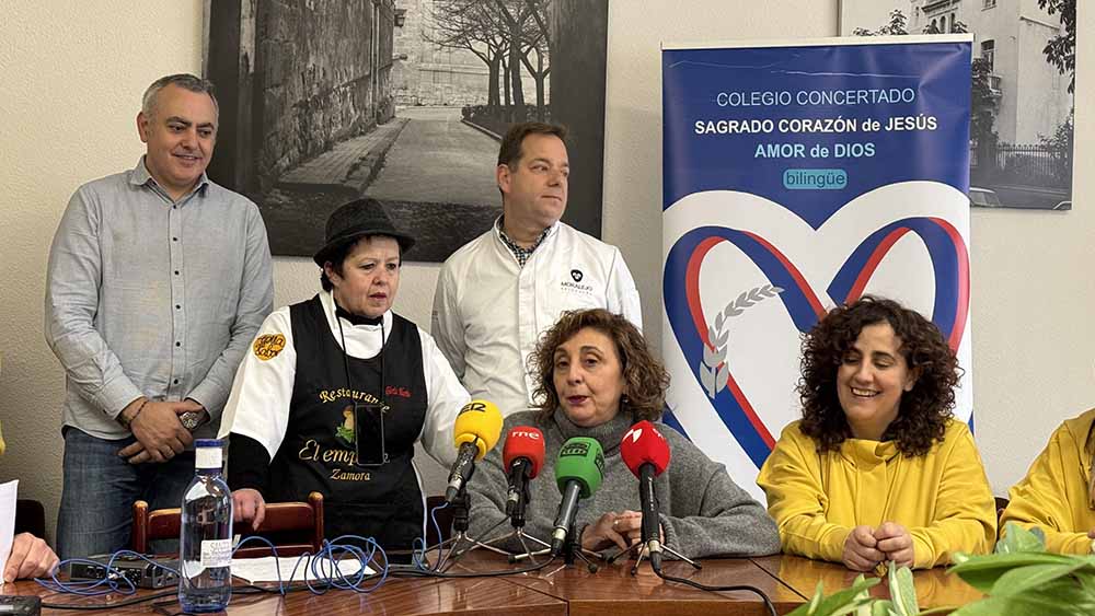 Zamora3punto0's tweet photo. Comida sana para los más pequeños 
Los mejores cocineros del país visitan Zamora para apadrinar el programa “Sabores que enseñan y crecen” en el Colegio Sagrado Corazón de Jesús (Amor de Dios)
https://t.co/LTXhMWv691 a través de @Zamora3punto0 https://t.co/e1UQddfAcp