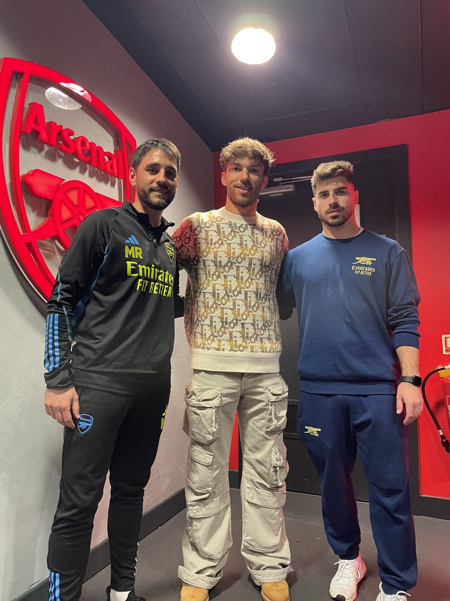 MMolina_8's tweet photo. What a day… 😍😍 @Arsenal #Gunners https://t.co/slb8HpFU7c