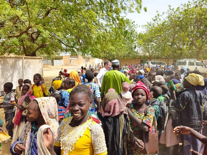 DDCTchad's tweet photo. Pour mieux appréhender les réalités et augmenter la pertinence du dialogue dans l'#education de base au🇹🇩 le directeur @DDCTchad Peter Bieler, a visité 4 écoles publiques de #NDjamena. Expérience poignante au milieu des enfants et de leurs encadreurs.#publicschool #primaryschool https://t.co/6Ujl5baiPK