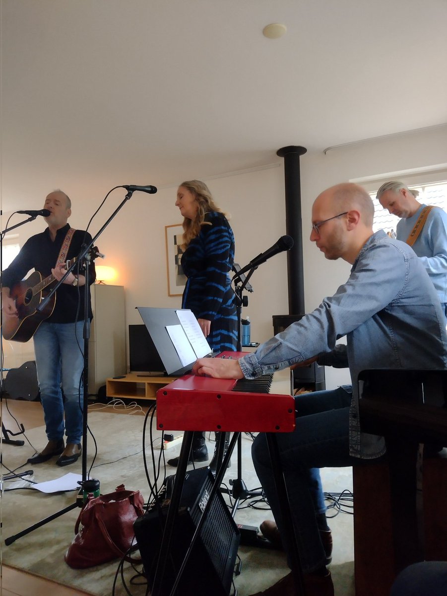 ElskeM's tweet image. Gisteren was #glurenbijdeburen weer een groot succes! We zagen in #Enschede oa #sadsongs
