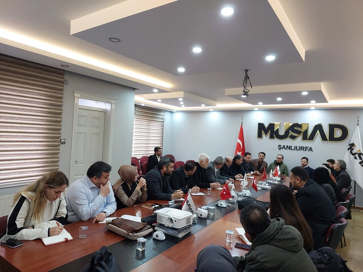 utesav's tweet photo. Türkiye Göç Raporu çalışmalarımız kapsamında @MUSIADUrfa ev sahipliğinde geniş katılımla yuvarlak masa toplantımızı gerçekleştirdik. İl bürokrasisi, sivil toplum ve akademiden uzman isimlerle derinlikli mülakatlar ve odak grup toplantıları yaptık. https://t.co/RzhRXVYHEf
