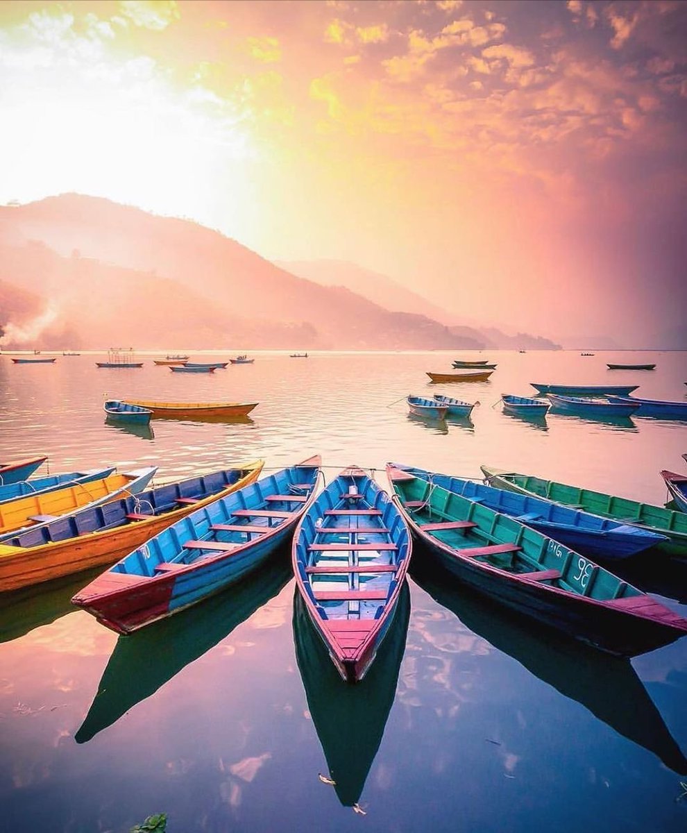 Immerse yourself in the serenity of Lakeside Pokhara as the sun sets, casting a golden glow over the tranquil waters. #LakesideEvenings #lovenepaltravelnepal  #PokharaMagic 
 🌅🏞️ 
Picture 📷bucketlistnepal