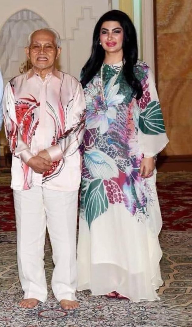 mynewshub's tweet photo. Berebut Harta Punca Taib Dilarikan Pada Hospital?

Sarawak Report melaporkan,  Tun Pehin Sri Abdul Taib Mahmud "dibawa lari" tengah malam dari Hospital Normah di Kuching oleh isterinya, Raghad Kurdi.

Tindakan itu diteruskan walaupun para doktor memberitahu Raghad ia satu perbuatan yang membahayakan nyawa Taib.

Pihak hospital telah membuat laporan polis selepas Taib dibawa keluar tanpa kerelaan hospital dan doktor pukul 11.56 malam tadi.

Polis mengesahkan telah menerima laporan yang dibuat salah seorang doktor hospital terbabit.

“Jururawat di situ juga memberitahu, segala ubatan yang dipasang pada Taib telah ditanggalkan secara sukarela oleh Raghad tanpa memberitahu kakitangan-kakitangan di Unit Rawatan Rapi yang bertugas.

“Pesakit itu juga dibawa keluar oleh pembantu Raghad dan pengawal-pengawal peribadinya dengan diletakkan pada kerusi roda untuk menaiki sebuah kereta Alphard berwarna hitam di pintu masuk utama pusat itu,” menurut kandungan laporan itu.

Taib berkahwin dengan Ragad pada 18 Disember 2010 iaitu lebih setahun selepas kematian isteri pertamanya, Allahyarhamah Datuk Patinggi Laila Taib. 

Sarawak Report mendakwa perbuatan Raghad itu mungkin didorong perang perubatan harta yang sedang berlaku dalam keluarga berkenaan- MYNEWSHUB