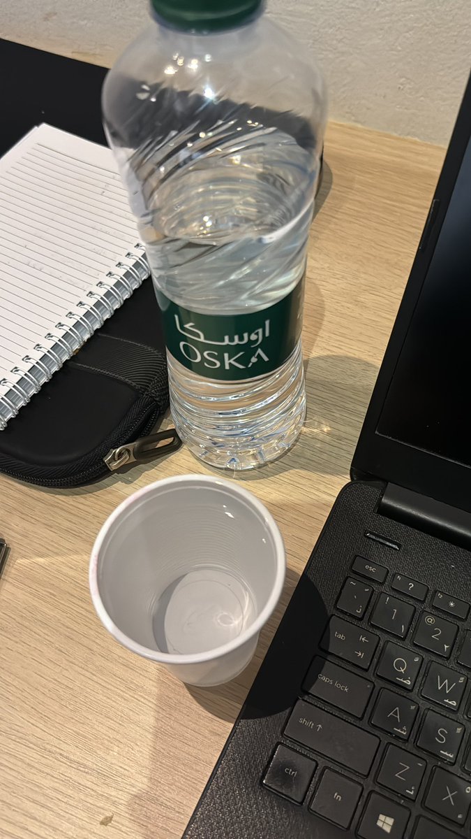nylah_q's tweet photo. من أرض الواقع فاتحه علبة موية من الصبح وصابتها في كوب عشان اجبر نفسي اشربها قبل تنكب وعشان اكذب على مخي أنها كمية صغيرة خلصيها،،،،لكن لا حياة لمن تنادي😂 https://t.co/MfURK22J7G