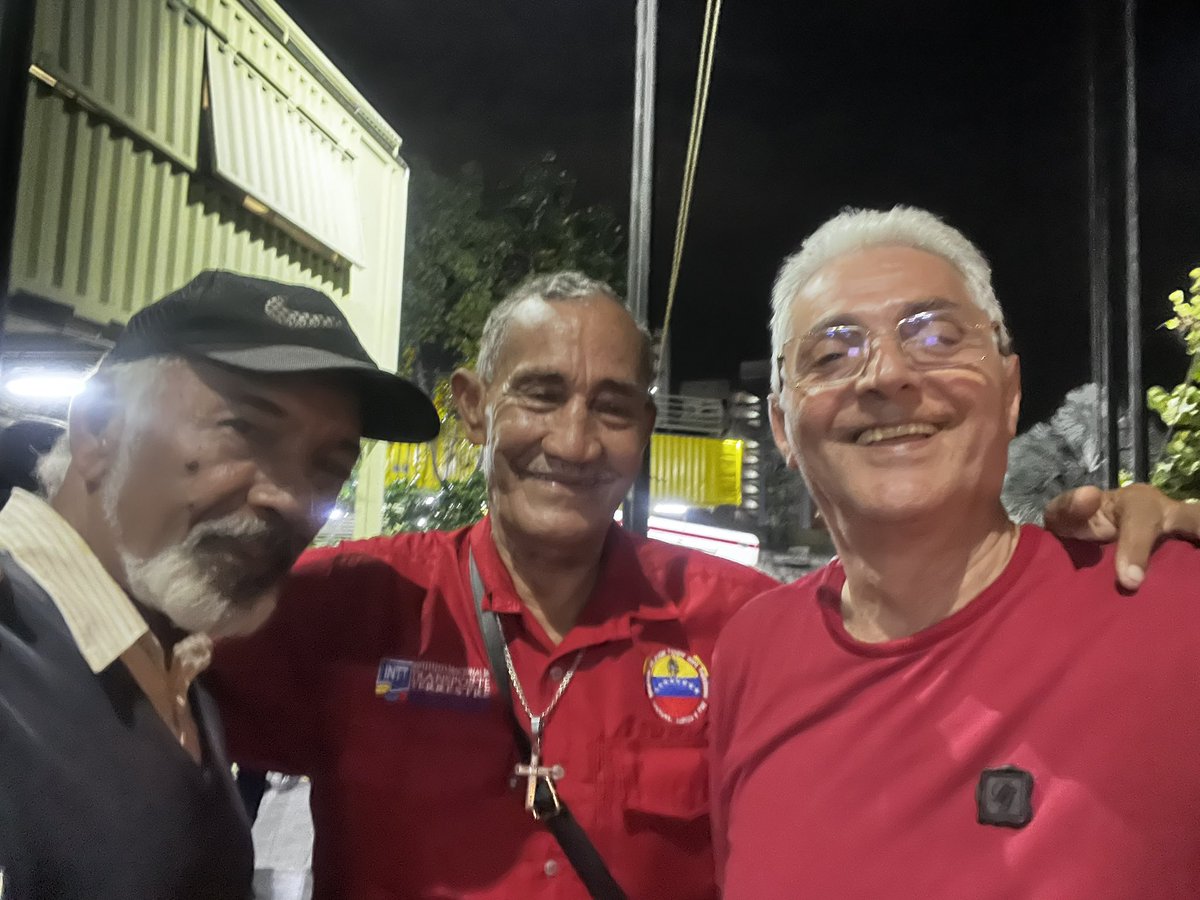 MesaSocial1's tweet photo. #4Feb24 La Mesa Social siempre presente con los vecinos compartiendo sus tristezas y alegrías . Aquí compartiendo una noche de joropo mirándonos en la parroquia el Valle animada por el arrendajo, el canario del valle , el perrito mirandino y el Gabán Tacateño. https://t.co/qgHkjAJCYy