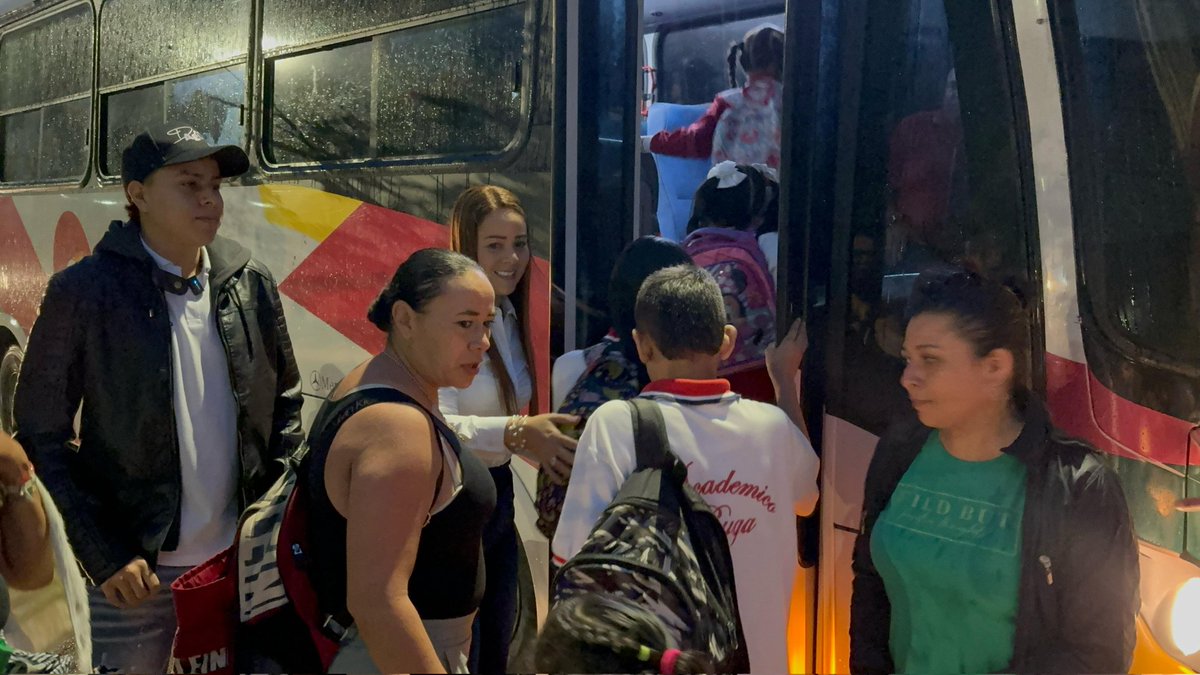 #AEstaHora acompañamos la ruta escolar. El recorrido lo iniciamos en Uninorte mientras trasladamos a los niños y niñas al colegio el Gestor Social, Damián Agudelo, entrega kits escolares. #BugaEstudiaParaAvanzar