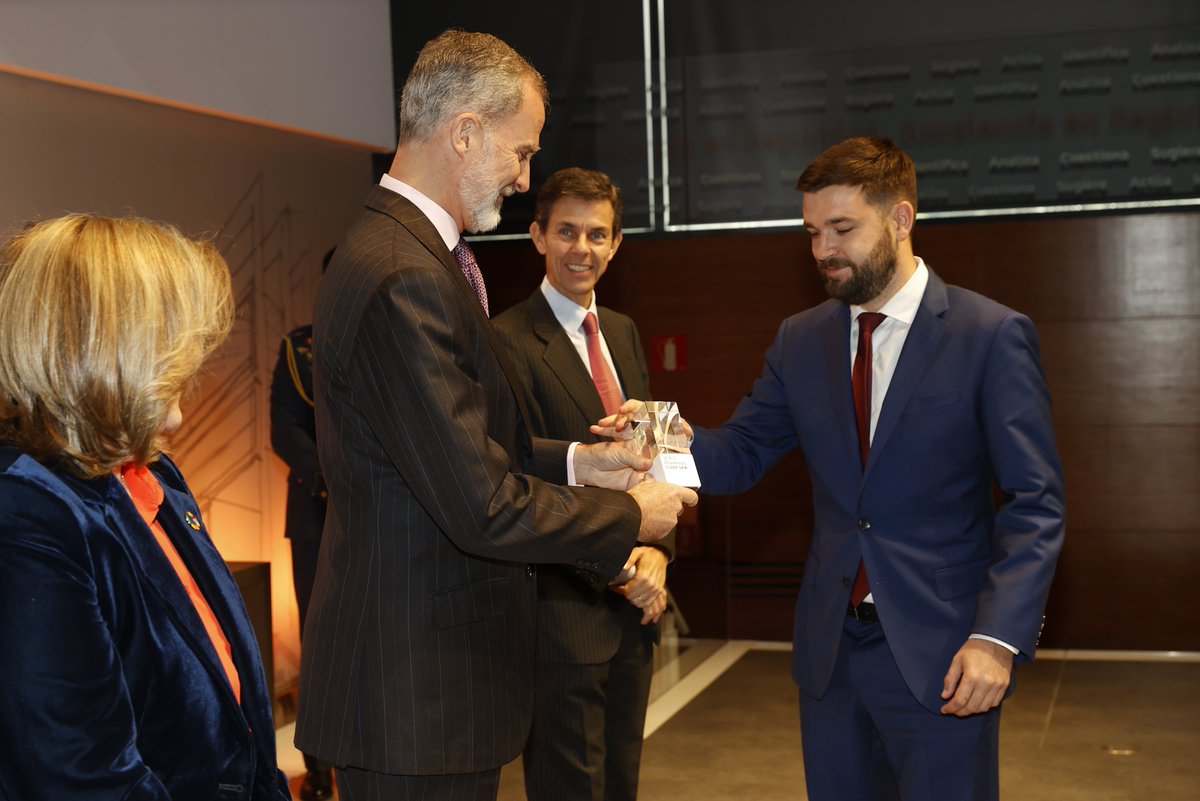 CasaReal's tweet photo. El Rey entrega la XXII Edición de los #PremiosCODESPA

🔹Empresa Solidaria: Pesquera Diamante

🔹Innovación social para los Negocios Inclusivos: Kruger Corporation

🔹Periodismo para el Desarrollo: Pablo Sánchez Olmos

➡️https://t.co/iOPkisOVG3 https://t.co/EhDTwNAf1y