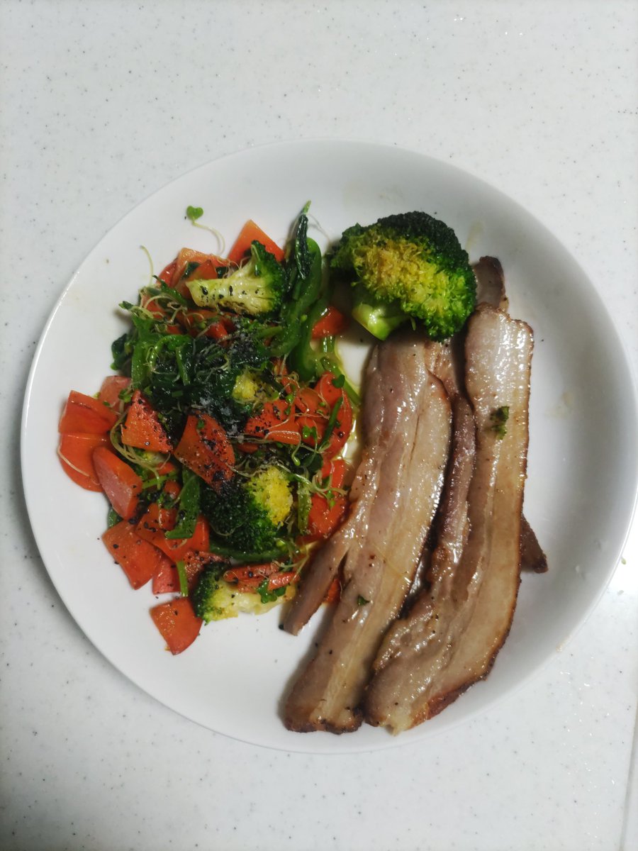 yokolab01's tweet image. 《今日の自炊》夜ご飯編

今日はブロッコリーを小房に切り分ける挑戦🔪🥦 手間取ったよ👨‍🍳🥹

#自炊初心者