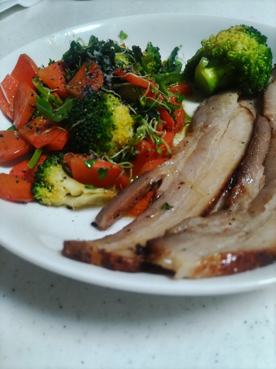 yokolab01's tweet image. 《今日の自炊》夜ご飯編

今日はブロッコリーを小房に切り分ける挑戦🔪🥦 手間取ったよ👨‍🍳🥹

#自炊初心者