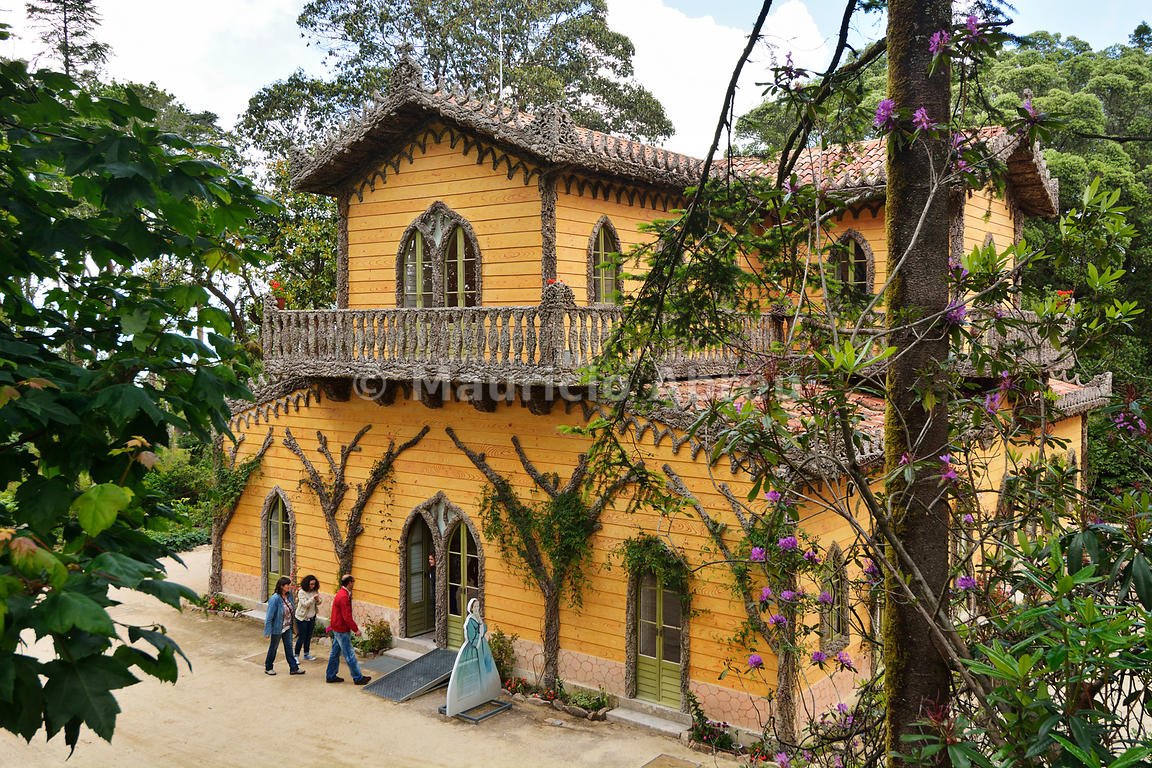 SintraExplorers's tweet photo. #Sintra #Portugal | Chalet of the Condessa d'Edla
Telling the Love story of a King and an Opera singer in the 19th century. A time of glamour and romance. The chalet is the recreation of a #Swiss chalet and was built without any architectural plans! 

#visitportugal #travel https://t.co/Sjx6eRwWUN
