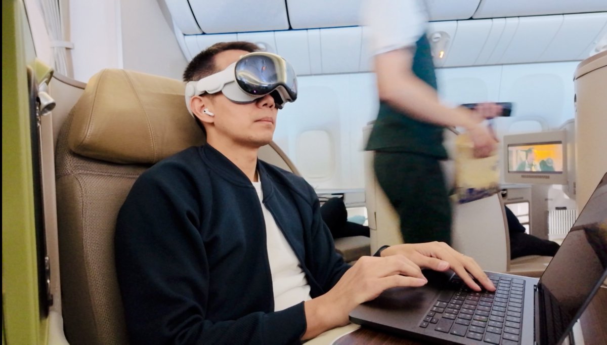 spin9's tweet photo. ลองใช้ Apple Vision Pro บนเครื่องบินครั้งแรก ✈️

ลุคประหลาดสุดๆ 😂 แต่รีวิวอย่างตรงไปตรงมาเลยว่า ประสบการณ์ในจอเจ๋งมากจริง ระบบจะบังค��บให้เข้า Travel Mode ก่อน และ ถ้าเปิดดูหนัง ก็จะได้จอใหญ่เต็มตาสะใจ ส่วนเสียงควรใช้ AirPods Pro ตัดเสียงรบกวนบนเครื่องบิน และจะได้ Spatial Audio ครบมิติแบบจริงจัง

แต่ที่ดีสุดจริง คือ เปิดคอมทำงาน แล้วเอาจอ Mac มาอยู่ใน Vision Pro คือเราได้ workspace ใหญ่มาก เหมือนมีจอ 100“ ติดตัวไปทำงานด้วย และไม่มีใครมองเห็นจอนี้ได้���ลยนอกจากเรา ควบคุมด้วย keyboard และ trackpad ของ MacBook ได้ตามปกติ ชัดกว่าที่คิด และทำงานได้เวิกกว่าที่คิดมาก

ข้อจำกัดของการทำงานบนเครื่องบินคือ WiFi เครื่องบินส่วนมากจะไม่ค่อยดีพอที่จะ stream อะไรได้เท่าไหร่ เลยได้ใช้แอพที่ไม่ค่อยพึ่งพาอินเทอร์เน็ตมาก แต่ถ้าเอาไปทำงานนอกบ้านที่ WiFi ดีๆ นี่เหมือนเราได้ใช้ Mac ที่จอใหญ่มากๆ เลย แถมยังได้ privacy ด้วย 

ช่วงจังหวะเครื่องบินสะเทือน จะส่ง��ลมาถึงภาพในจอเบาๆ ไม่ถึงกับรำคาญมาก ส่วนการสื่อสารกับลูกเรือ ยังทำได้ปกติแบบไม่ต้องถอด Vision Pro ก่อน เค้าแค่จะงงนิดๆ ว่าคุยได้มั้ย เราเห็นเค้ามั้ย เราได้ยินเค้ามั้ย แต่พอเริ่มคุย เริ่มถามตอบได้ ก็โอเค ไม่มีปัญหาอะไร

ข้อดีคือประสบการณ์แปลกใหม่จริง แบบที่ไม่เคยมีมาก��อน แต่ข้อเสียคือ การใช้ Vision Pro ในที่สาธารณะในวันนี้ มันแปลกสุดๆ ไปเลย เหมือนตัวประหลาด 55555 ไม่รู้จะอยากใช้บนเครื่องบินอีกมั้ย กับอีกอย่างคือ พวกแอพดูหนังดูซีรีส์ยังไม่ค่อยมากัน ไม่มี Netflix ให้ดูแบบออฟไลน์ ไม่มีแอพ YouTube อาจจะต้องรออีกหน่อย จะน่าใช้กว่านี้ครับ

รีวิว Vision Pro : https://t.co/tcnnJExOnL