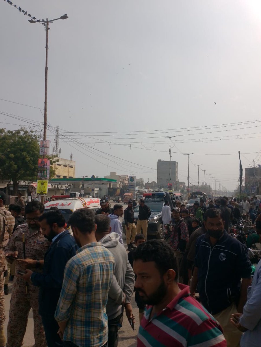 KHINewsGroup's tweet photo. کراچی: پورانا گولی مار تھانہ پاک کالونی کی حدود ماربل مارکیٹ حرمین ماربل کی دکان میں دن دیہاڑے دکیتی کی واردات
مزمت کرنے پر 3 افراد زخمی جنہیں طبی امداد کیلئے عباسی ہسپتال منتقل کیا گیا
پولیس اور رینجرز جائے وقو پر موجود، قانونی کارروائی جاری
#Karachi #PakColony #Robbery https://t.co/aI0QwMQpwW