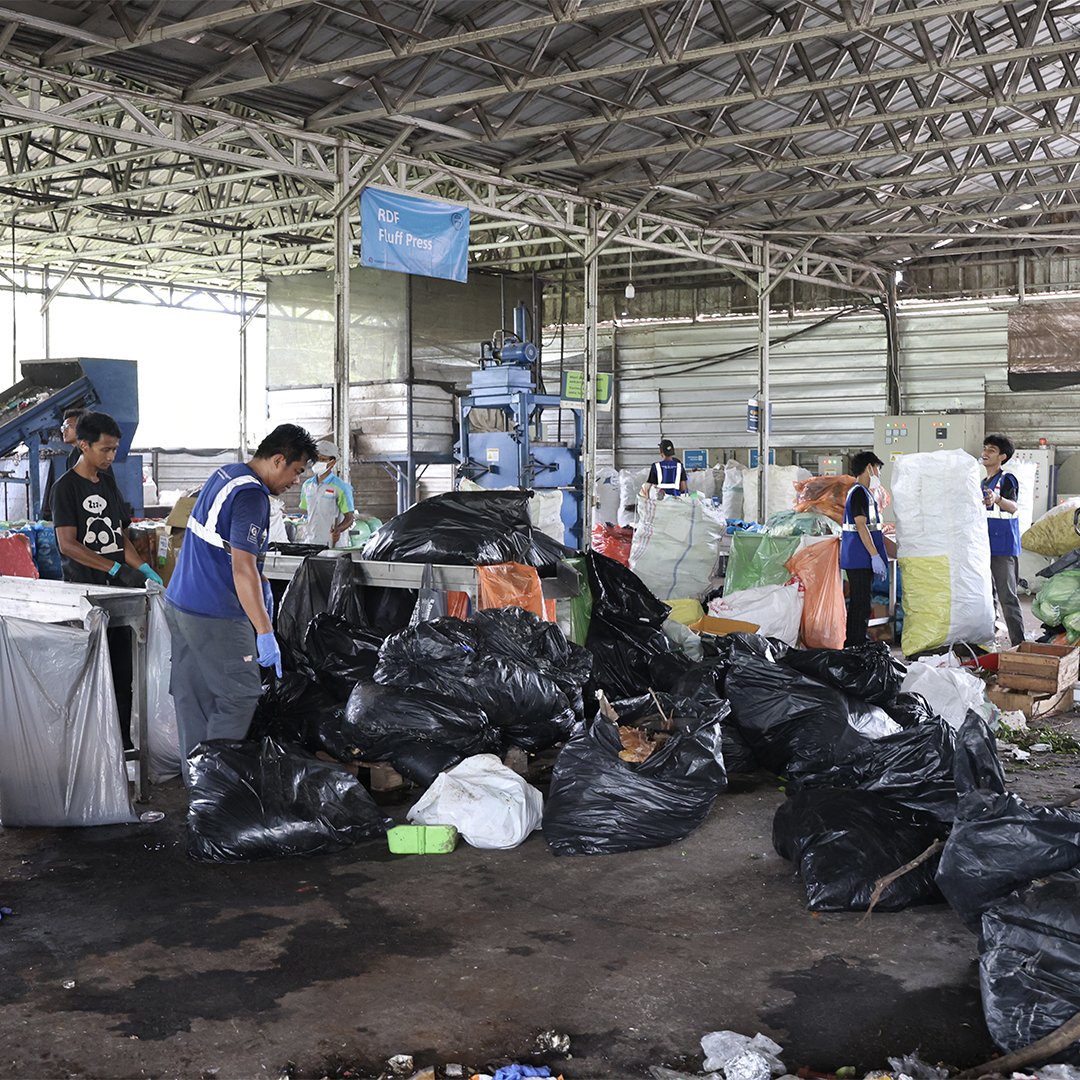 ganjarpranowo's tweet photo. 60 ton sampah perhari yang dikelola. @waste4change Bekasi ini sudah menjalin kerjasama dg 200 lembaga dan 1.500 rumah tangga. Keren. Super keren. Semua sampah itu bisa diputar dan diolah untuk menjadi sumber ekonomi baru. Makasih ya mas June Rosano atas inspirasinya. Semoga semakin banyak orang yang mengikuti jalanmu.