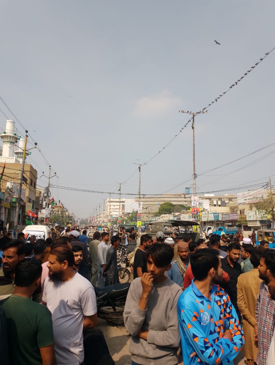 KHINewsGroup's tweet photo. کراچی: پورانا گولی مار تھانہ پاک کالونی کی حدود ماربل مارکیٹ حرمین ماربل کی دکان میں دن دیہاڑے دکیتی کی واردات
مزمت کرنے پر 3 افراد زخمی جنہیں طبی امداد کیلئے عباسی ہسپتال منتقل کیا گیا
پولیس اور رینجرز جائے وقو پر موجود، قانونی کارروائی جاری
#Karachi #PakColony #Robbery https://t.co/aI0QwMQpwW