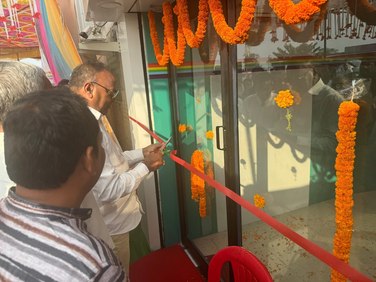 Chandrakar_Ajay's tweet photo. आज कुरूद विधानसभा स्थित ग्राम मरौद और ग्राम दरबा में जिला सहकारी केंद्रीय मर्यादित बैंक के एटीएम का उद्घाटन किया। एटीएम खुलने से बैंक के उपभोक्ताओं और क्षेत्र के किसान भाइयों को काफी सुविधा प्राप्त ह��गी। https://t.co/fW6z9bHoST