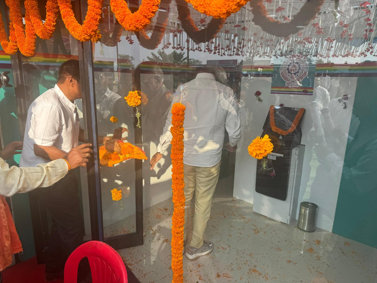 Chandrakar_Ajay's tweet photo. आज कुरूद विधानसभा स्थित ग्राम मरौद और ग्राम दरबा में जिला सहकारी केंद्रीय मर्यादित बैंक के एटीएम का उद्घाटन किया। एटीएम खुलने से बैंक के उपभोक्ताओं और क्षेत्र के किसान भाइयों को काफी सुविधा प्राप्त ह��गी। https://t.co/fW6z9bHoST