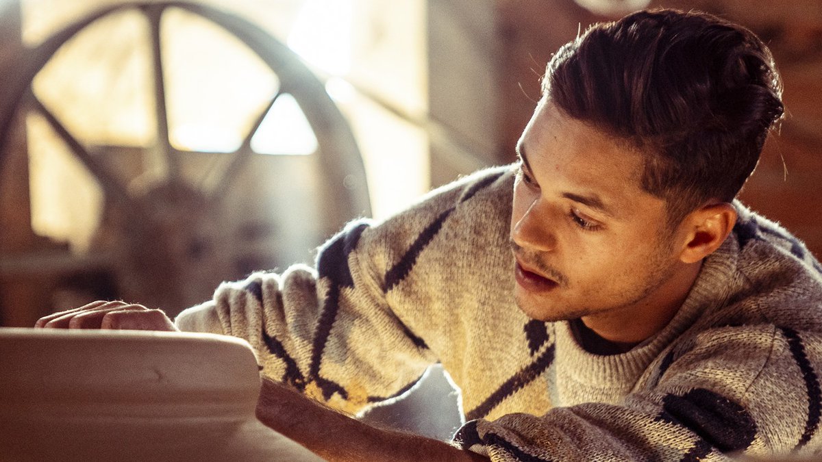 UNIDO's tweet photo. #PortraitsofProsperity🏺Meet Montassar, a 26-year-old ceramic artist from #Tunisia. Thanks to #UNIDO's #CreativeTunisia project, backed by the @EU_Commission & @aics_it, he revived his family's pottery business with a blend of tradition & #innovation
👉https://t.co/PEncQ1dPQV https://t.co/4ysC0jtkSP