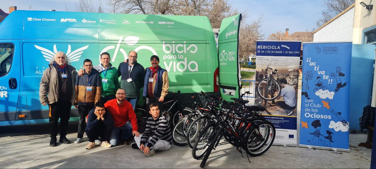 👋 Hemos comenzado la semana visitando el Colegio Aucavi Sur para llevarles bicis y material deportivo para sus proyectos. 💚 La @FUNDACIONAUCAVI trabaja a favor y en apoyo de las personas con TEA y sus familias desde hace más de veinte años. 📰 fundacionalbertocontador.org/doce-bicicleta….