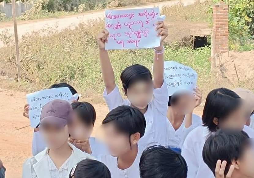 naingnaingaung's tweet photo. On Feb1st, in Taze Township, Sagaing Region, an officer from the Ministry of Women, Youth & Children Affairs - NUG led the #SilentStrike and #WhiteCampaign, marking three years under the military coup.
#SpringRevolution_3rdAnniversary
#2024Feb5Coup
#WhatsHappeningInMyanmar https://t.co/WtQh58qbsu