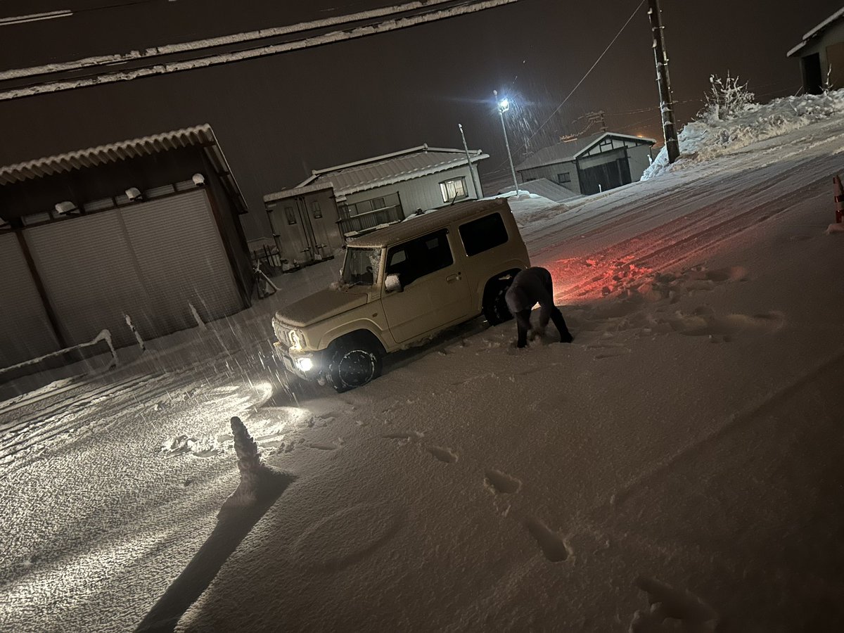 soara8940's tweet photo. こんなに雪が降ったの
何年ぶりだろう😂
ジムニー持ってて良かった👍 https://t.co/e1L9pU6QUm
