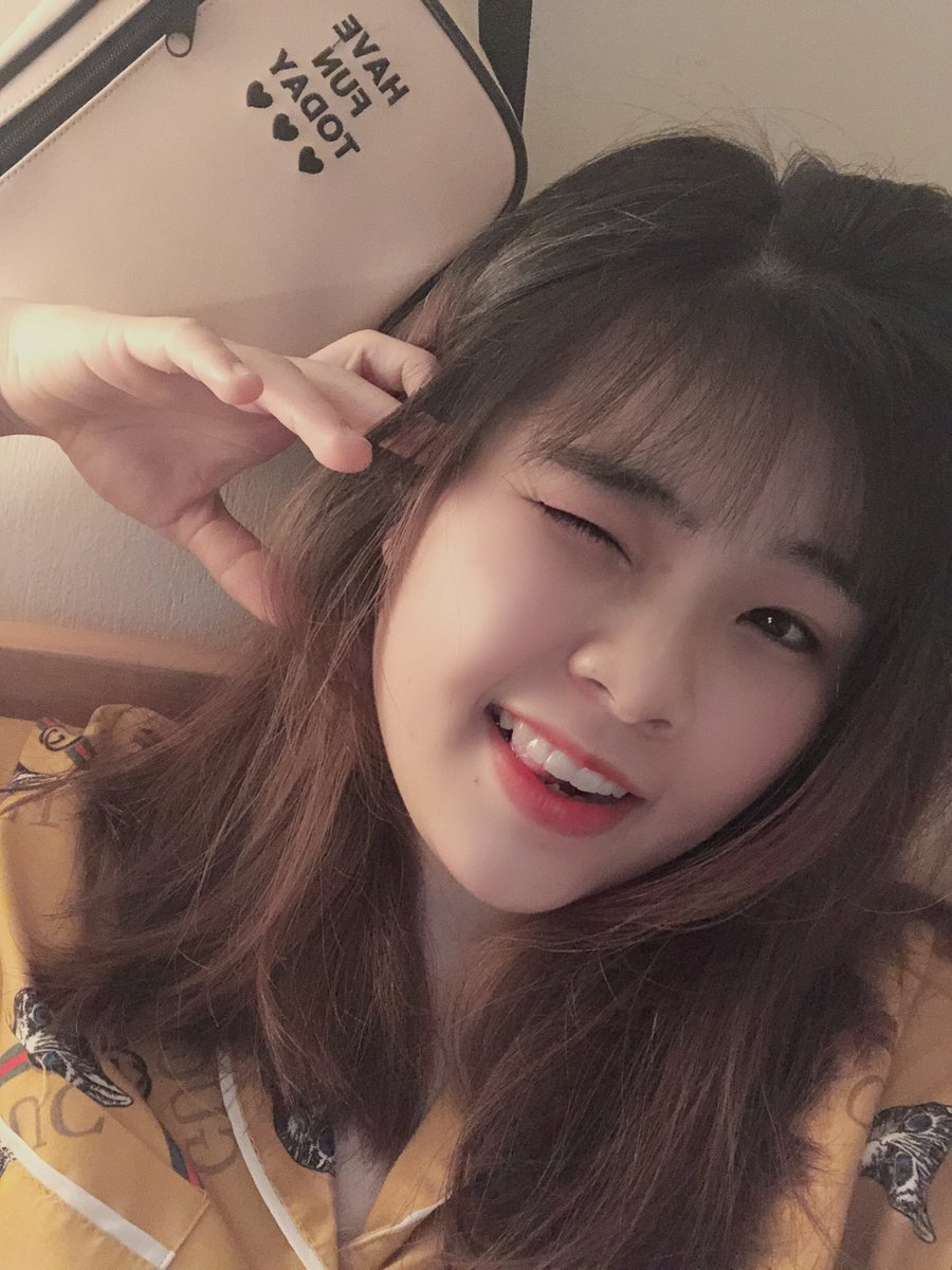 hien_cry's tweet photo. 雷ゴロゴロけど大丈夫😅
Mọi người cpi tết tới đâu rồi ạ. E vừa dọn nhà xong nè 😂
Thả tim tt với e nào. Mãi không đủ 500fl 😣 https://t.co/pUEQkFj0BX