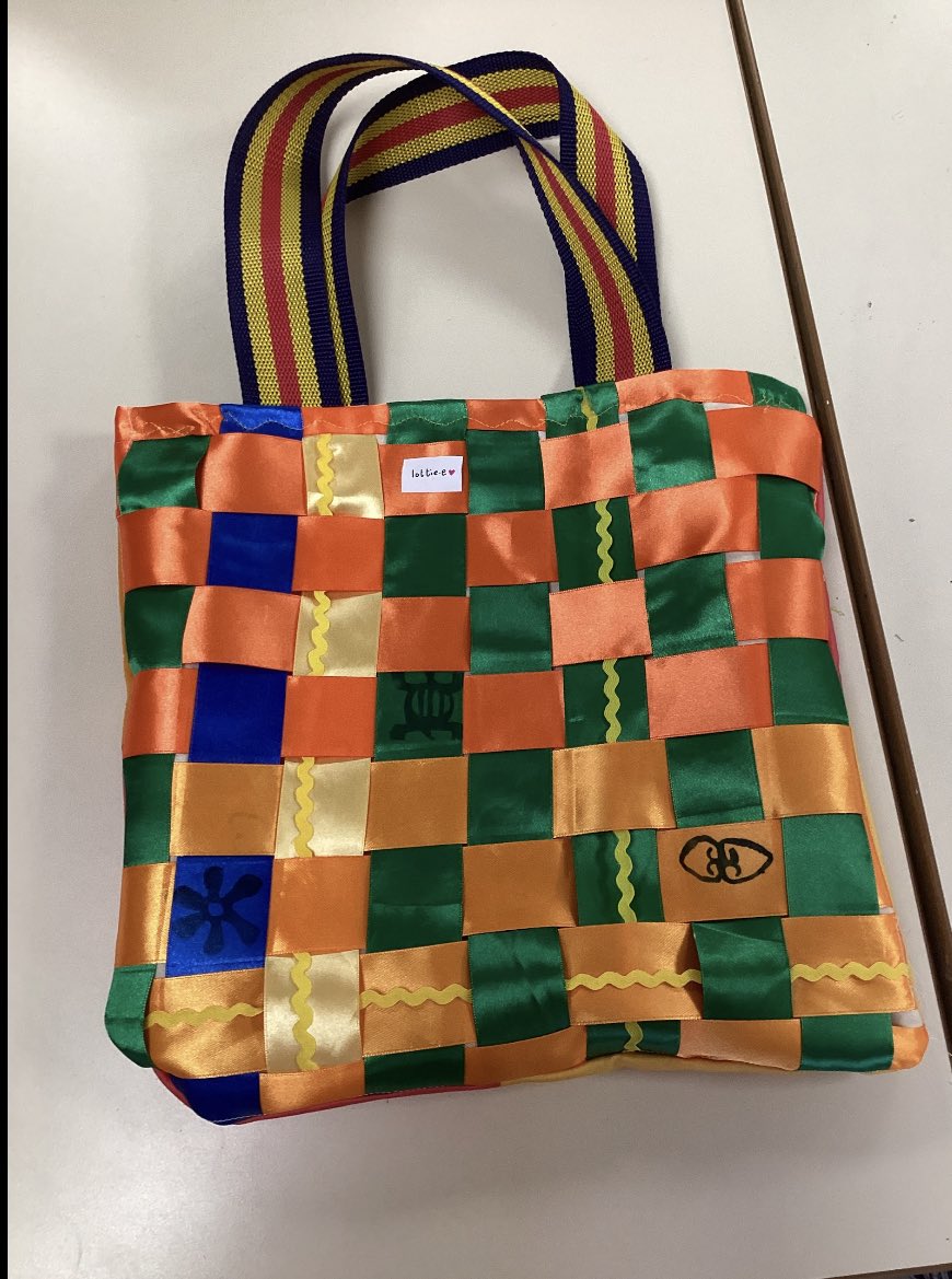 PipersArts's tweet image. Fantastic Ghanaian inspired tote bags finished by Year 7 today! #PipersYear7 #PipersSenior