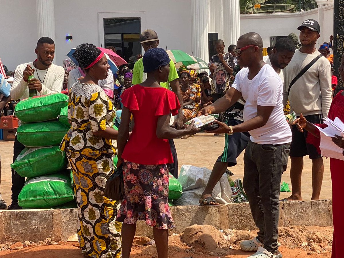 GreenpillNaija's tweet photo. GP Nigeria’s sub-goal is to also assist @Impactfulsummit in highlighting entities that assist their communities on ground. Let’s give it up for Njoku Victor Chidiebere, AKA Bishop of Ogwa as  he shares provisions to widows on Dec. 29th ‘23 in Ogwa, Owerri Imo State. #Impact2024 https://t.co/x9VtJxqvha