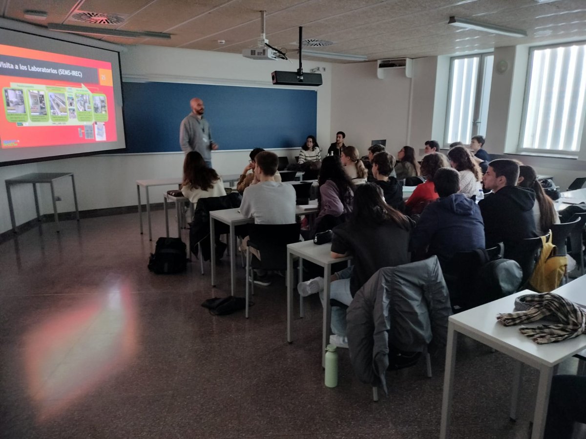 IREC_Energia's tweet photo. 👉Aquest passat dissabte els alumnes del #BojosxEnergia van aprendre i experimentar sobre la recerca en materials i dispositius solars fotovoltaics de la ma de diversos investigadors del grup de recerca en energia solar @IREC_Energia

🤝@energiacat @PedreraFundacio
#IRECoutreach https://t.co/XW6yrbDCMf