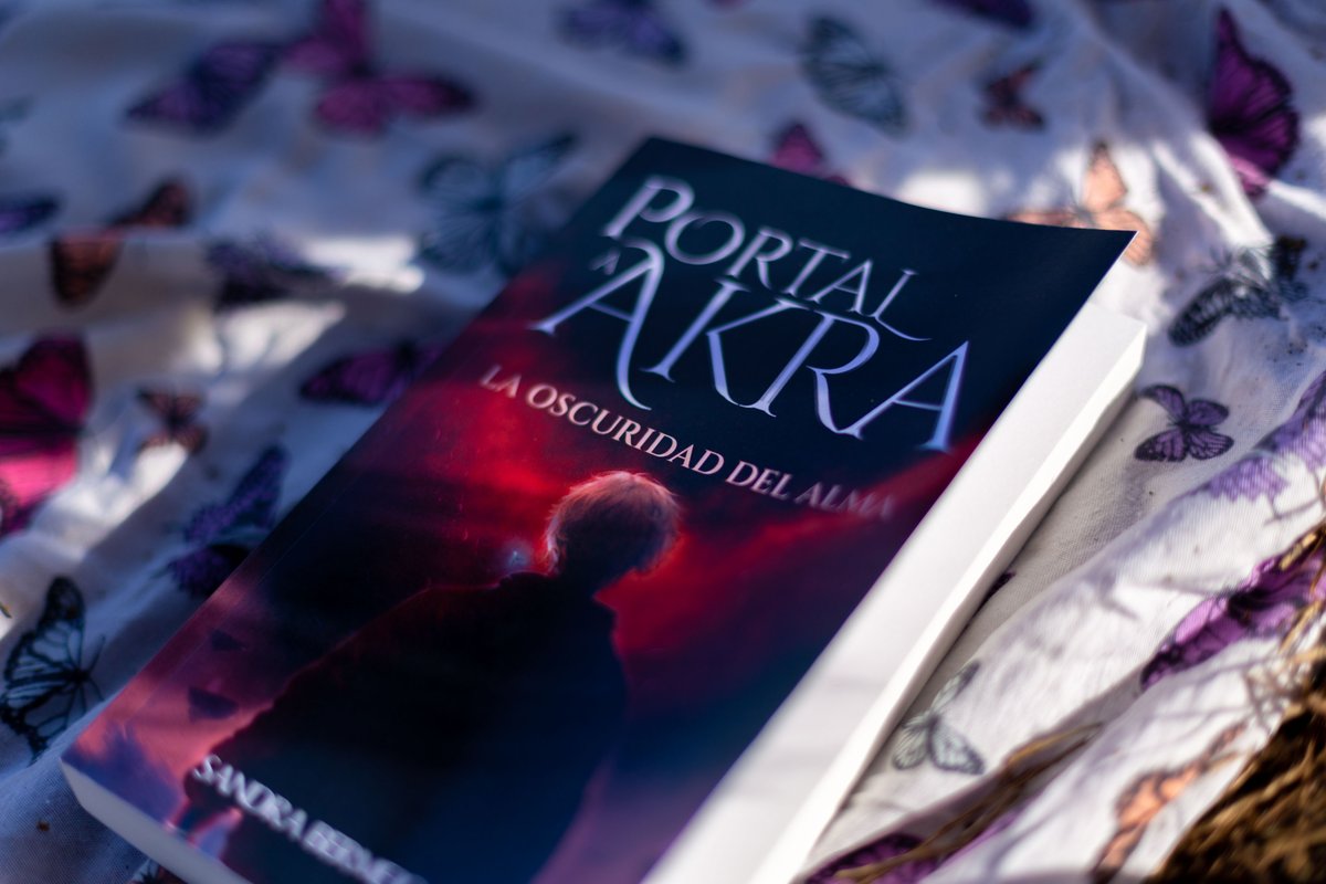 Dainana_art's tweet photo. El otro día me mandaron estas fotos a modo de sorpresa y estoy IN LOVE.

Tengo unos amigos que no me los merezco ❤️🥲.

Recordad que ya podéis comprar #PortalaAkra en A m a z o n 😘. https://t.co/dR2zSzMH5Z