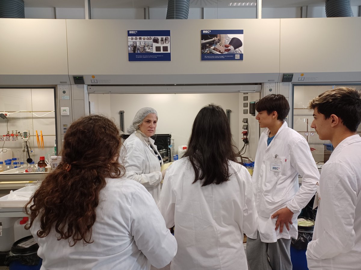 IREC_Energia's tweet photo. 👉Aquest passat dissabte els alumnes del #BojosxEnergia van aprendre i experimentar sobre la recerca en materials i dispositius solars fotovoltaics de la ma de diversos investigadors del grup de recerca en energia solar @IREC_Energia

🤝@energiacat @PedreraFundacio
#IRECoutreach https://t.co/XW6yrbDCMf