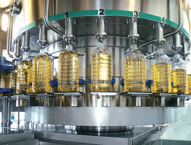 FinFloww's tweet photo. In this year’s Interim Budget, FM Sitharaman was upset that India meets 61.4% of its edible oil demand thru imports

Despite the fact that we're the largest oilseed producer on earth

So she's set out to make India Atmanirbhar in edible oil

THREAD: How this is going to pan out🧵 https://t.co/3j2o8h34YR