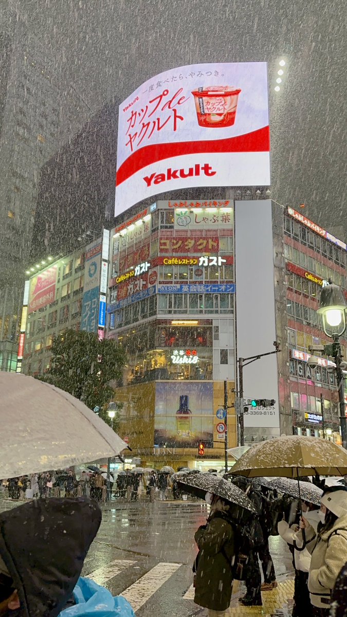 Dino_Tsiopanos's tweet photo. Thundersnow in Shibuya, Tokyo! ❄️⚡️❄️⚡️❄️ #snowkyo #tokyo #shibuya #thundersnow #snow https://t.co/j6YrbgZ3OA
