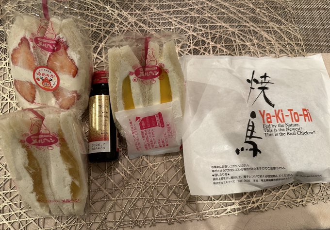 本日レベッカさんのDVD発売イベントにお越しくださった皆様、雪の中大変なのにありがとうございました🥺❤️  私も無事お家につきました！☺  雪だったからきっと来れなかった方も沢山いたと思います&hellip;😢  本当にごめんね、そしてありがとう😭  プレゼントも沢山ありがとう🥰❤️&hellip;