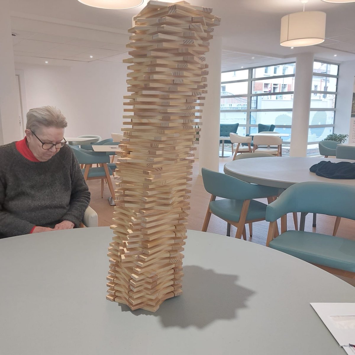 Bravo pour cette haute montagne de kaplas à nos résidents de ⁦<a href="/SenMantes78/">Senioriales de Mantes - Gassicourt</a>⁩ ! Dans le cadre de notre #animation nationale, on s’amuse tout en travaillant sa #mobilité. ⁦<a href="/senioriales/">Senioriales</a>⁩