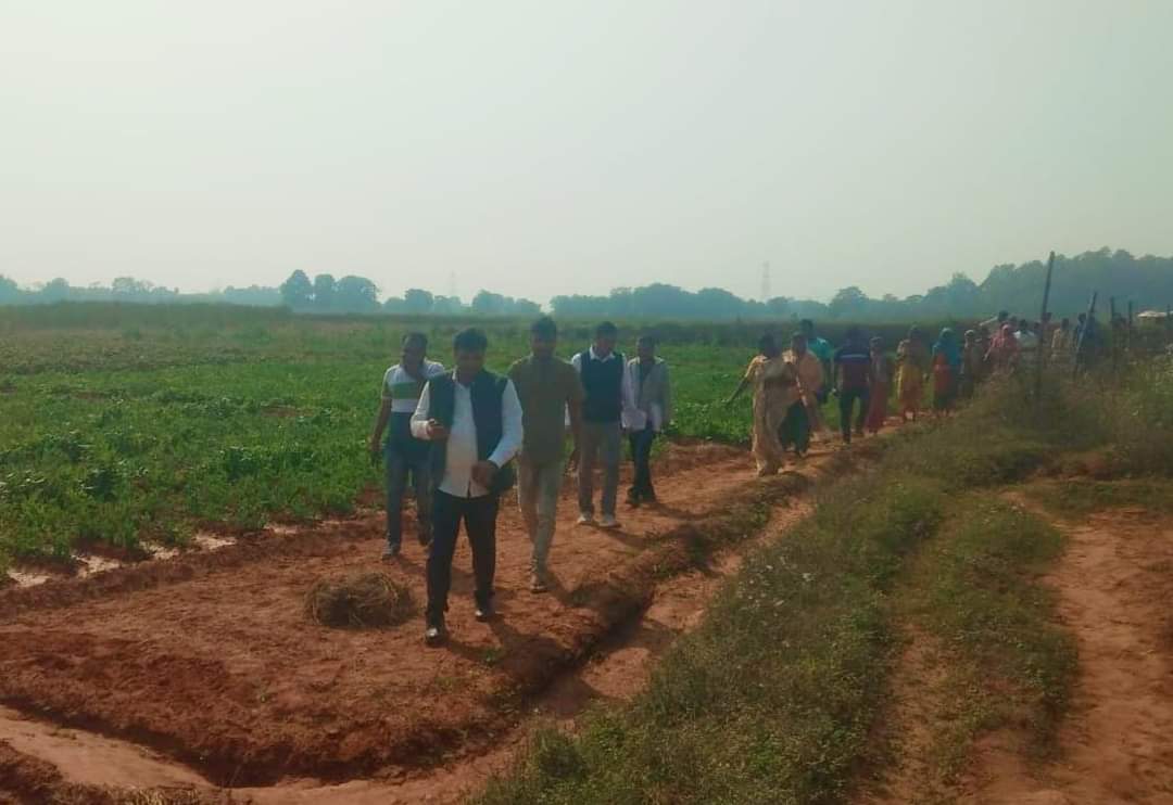 Amaresh_Patri's tweet photo. #OLIC_Rourkela_Division Review with SE, Executive Enginner &amp; other officials followed by
#Field_visit,
#Interaction_with_farmers.

@CMO_Odisha 
@TukuniSahu 
@MoSarkar5T 
@_anugarg 
@OdishaWater 
@OLICLTD https://t.co/EANF7tGeE6