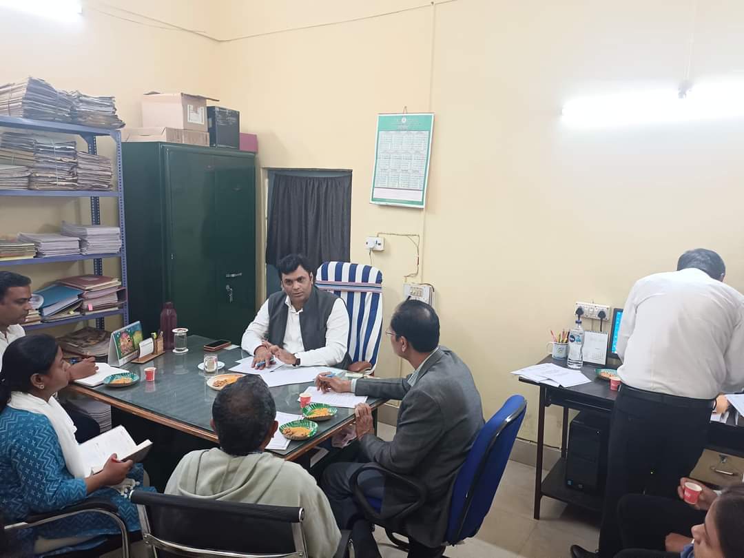 Amaresh_Patri's tweet photo. #OLIC_Rourkela_Division Review with SE, Executive Enginner &amp; other officials followed by
#Field_visit,
#Interaction_with_farmers.

@CMO_Odisha 
@TukuniSahu 
@MoSarkar5T 
@_anugarg 
@OdishaWater 
@OLICLTD https://t.co/EANF7tGeE6