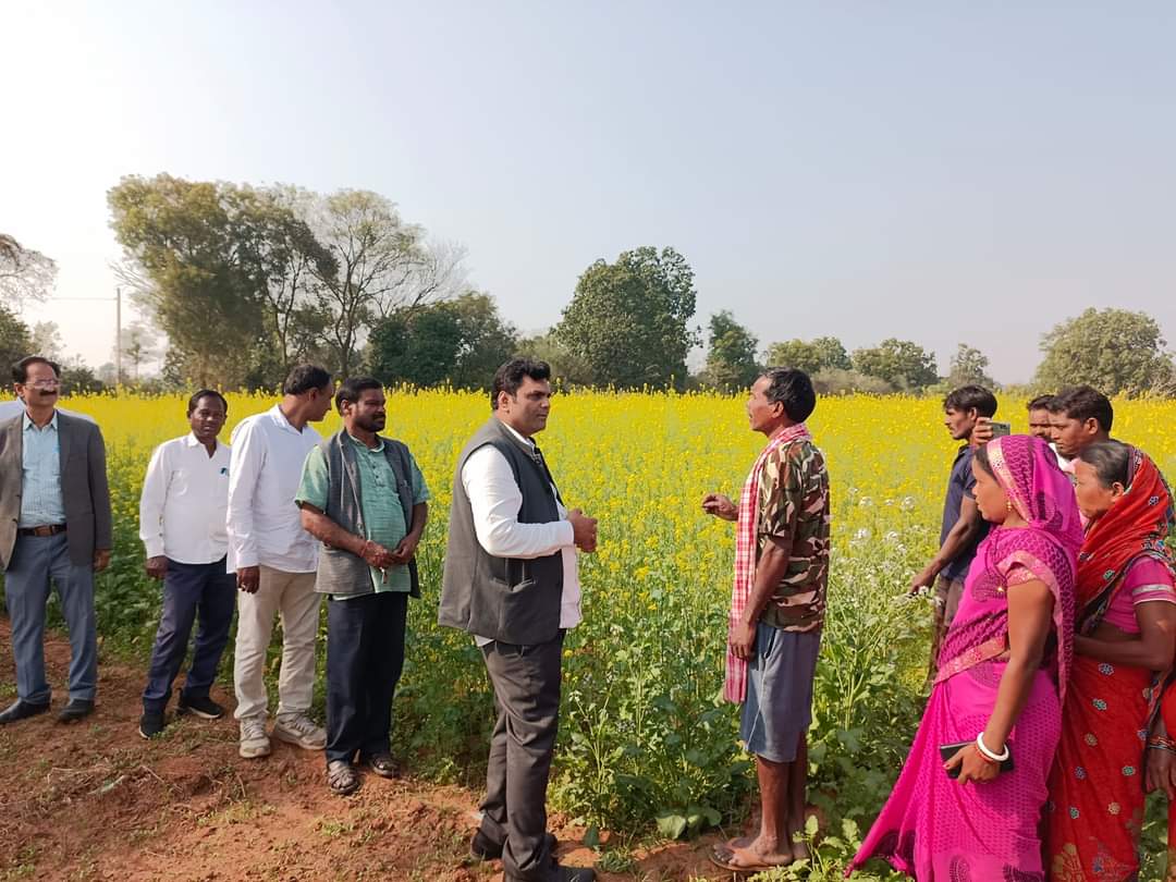 Amaresh_Patri's tweet photo. #OLIC_Rourkela_Division Review with SE, Executive Enginner &amp; other officials followed by
#Field_visit,
#Interaction_with_farmers.

@CMO_Odisha 
@TukuniSahu 
@MoSarkar5T 
@_anugarg 
@OdishaWater 
@OLICLTD https://t.co/EANF7tGeE6