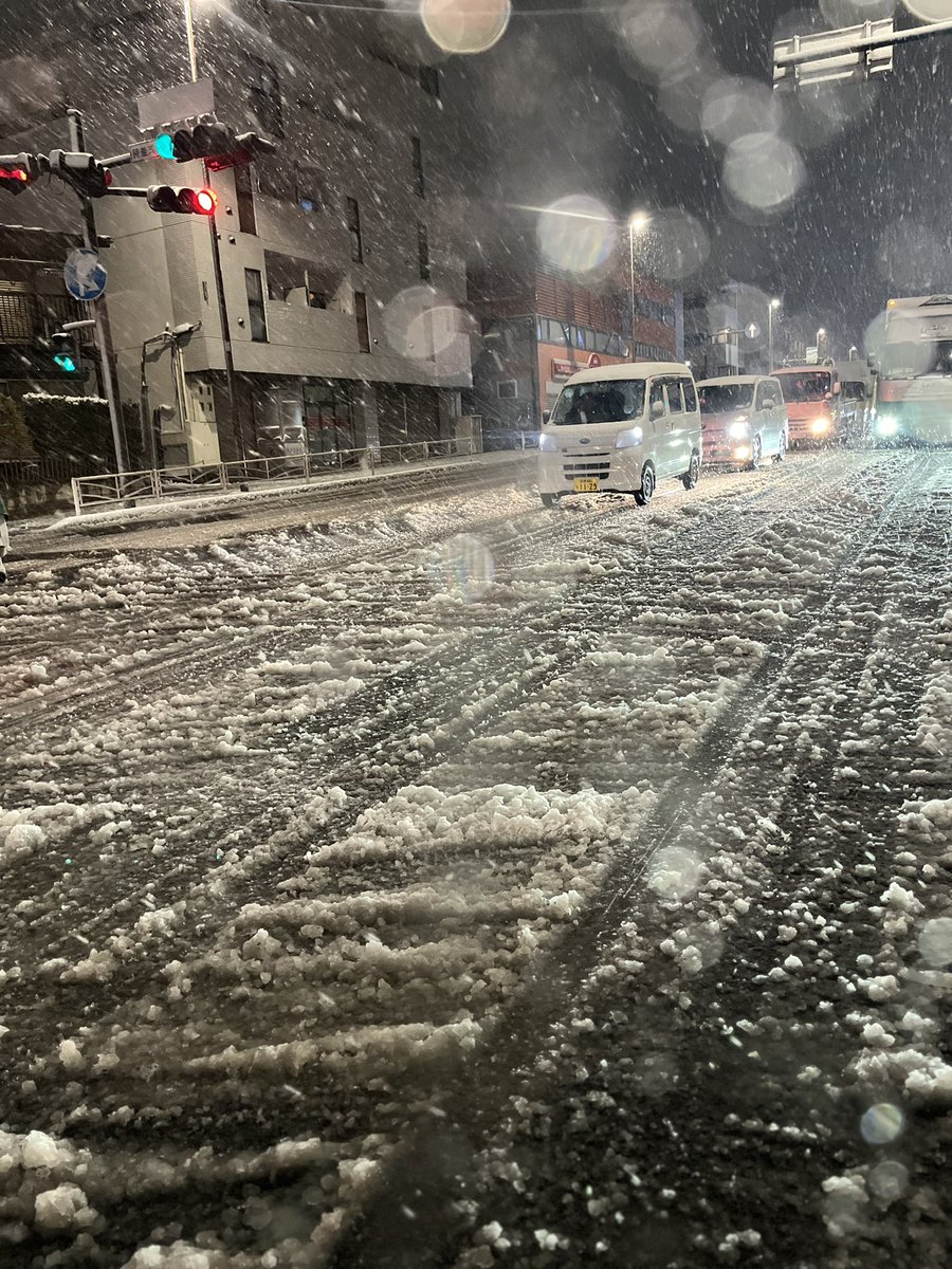 makkoo0510's tweet photo. 結構雪降ってるな…いつもは20分で帰れるのに、もぉ3時間半もかかってる…
しかもまだまだ着かない… https://t.co/ziNFooh5se