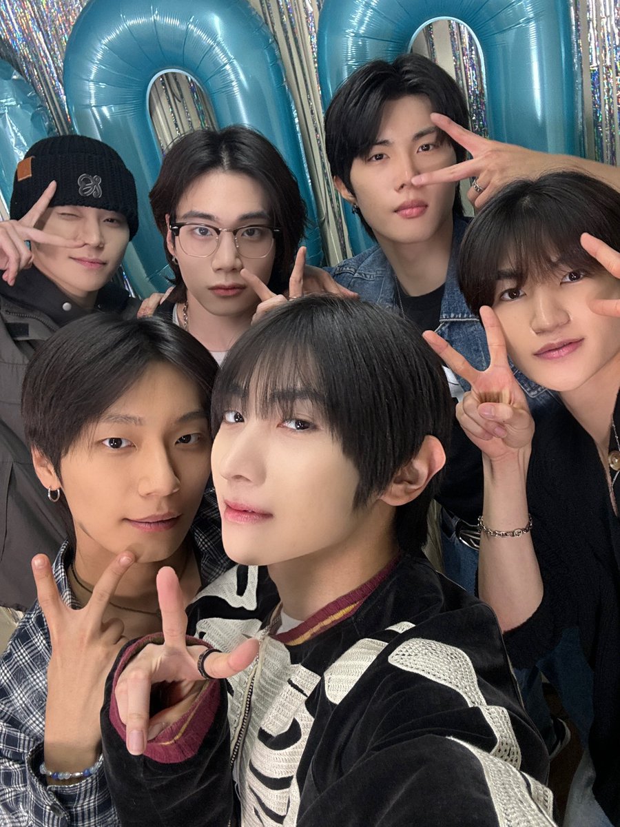 [📷][#BLITZERS_RAID]
 
블리처스 데뷔 1000일 실화...?❣❣❣
앞으로도 블리처스를 잘 부탁해 블리!
 
#블리처스 #BLITZERS