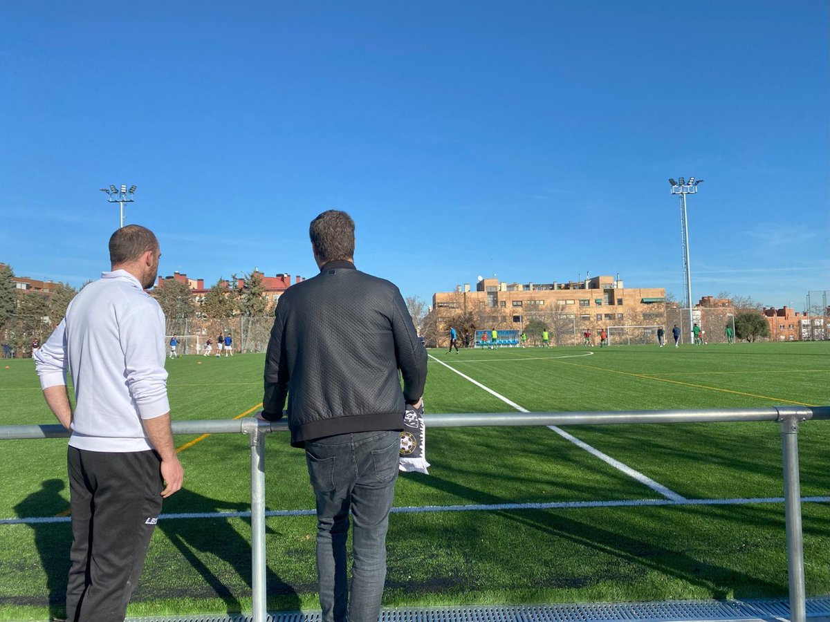 El campo de #fútbol de la #IDBArjona de #DistritoLatina estrena césped artificial ⚽
El concejal <a href="/albertogonzdiaz/">Alberto González D.</a>  asistió al partido inaugural con el presidente de la <a href="/RFFM_oficial/">RFFM</a>, Paco Díez, y la presidenta del club <a href="/AguilasLucero/">C.F. Águilas del Lucero</a>, Remedios Villarino.
 informate.madrid.es/vils51